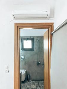 Ett badrum på Elafonisi Rooms For Rent