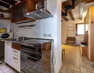 uma cozinha com um lavatório e um fogão forno superior em Veneziacentopercento Gorne Apartment em Veneza