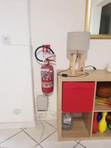 una habitación con una boca de incendios y una mesa con una lámpara en Chalet Villa Fini, en Fleri