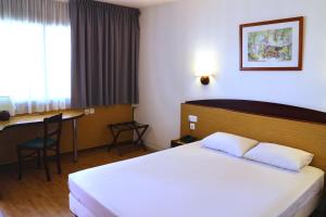 Postel nebo postele na pokoji v ubytování Travelodge Barcelona del Vallés + 37 fotografií