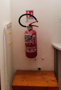 una boca de incendios está colgando en la pared en Chalet Villa Fini, en Fleri