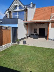 Budova, kde se apartmán nachází + 2 fotografie