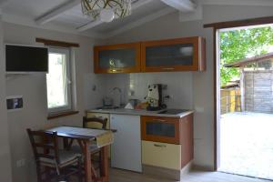 a small kitchen with a table and a table and chairs at la casetta delle more (monolocale) in Spoleto