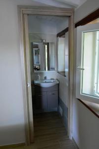 La salle de bains est pourvue d'un lavabo et d'un miroir. dans l'établissement la casetta delle more (monolocale), à Spolète
