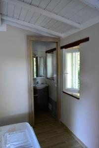 Cette chambre comprend une salle de bains pourvue d'un lavabo et d'une fenêtre. dans l'établissement la casetta delle more (monolocale), à Spolète