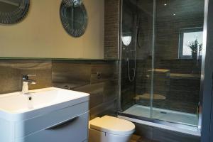 ein Bad mit einem WC, einem Waschbecken und einer Dusche in der Unterkunft Copper Oven apartments in Arbroath