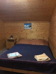 una camera con un letto in una baita di tronchi di Skarbivka a Vorokhta