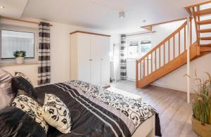ein Schlafzimmer mit einem Bett und einer Treppe in der Unterkunft NTBM36001- Binnenseeblick in Neue Tiefe Fehmarn