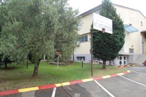ValandovoにあるRI-VALの建物前の駐車場のバスケットボールフープ