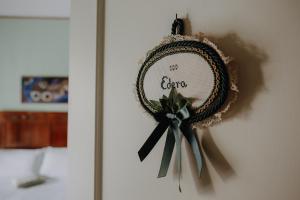 a wreath hanging on a wall with a black ribbon at La Baronessa B&B in Riposto