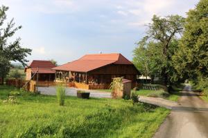dos grandes edificios de madera en un campo junto a una carretera en Holiday Home Lina, en Pleškovec