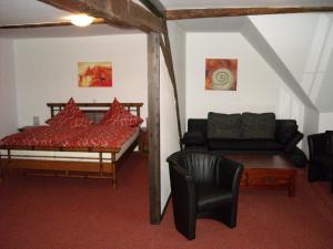 uma sala de estar com uma cama e um sofá em Cafe Hotel Aroma Moselblick em Burgen