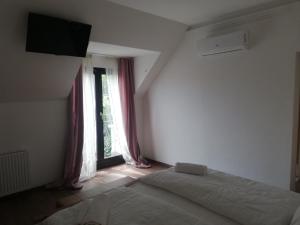 Posteľ alebo postele v izbe v ubytovaní Levanda Panzió