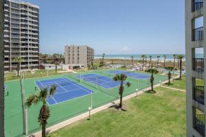 - une vue aérienne sur deux courts de tennis avec des palmiers dans l'établissement Saida, à South Padre Island