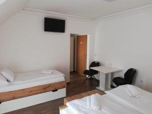 Posteľ alebo postele v izbe v ubytovaní Levanda Panzió