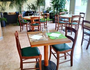 Restaurant ou autre lieu de restauration dans l'établissement Travelodge Barcelona del Vallés
