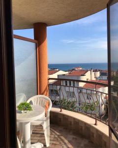 balcón con mesa y vistas al océano en Guest House Val and Kate, en Sveti Vlas
