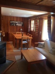 a living room with a table and a couch at L'Atelier in Les Contamines-Montjoie