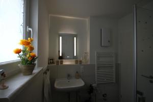 Küstenliebe 8 في غرال موريتز: حمام أبيض مع حوض ومرآة