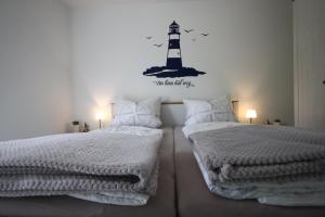 Küstenliebe 8 في غرال موريتز: غرفة نوم بسريرين عليها لاصق منور