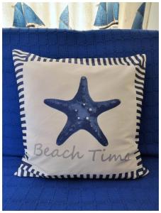 Una almohada de playa con una estrella de mar. en Apartamentos Capitolina, en Quarteira