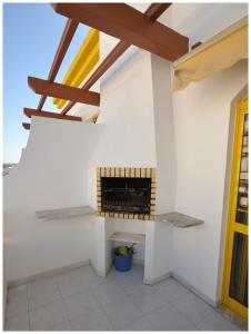 Elle comprend un salon doté d'une cheminée et d'un plafond en bois. dans l'établissement Apartamentos Capitolina, à Quarteira 66 autres photos