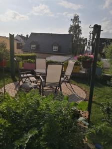安娜貝格－布赫霍爾茨的住宿－Ferienwohnung Winzer，一组椅子坐在庭院里