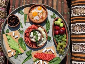 une table recouverte de assiettes de nourriture et de fruits et légumes dans l'établissement Kufe Hotel, à Gorëme