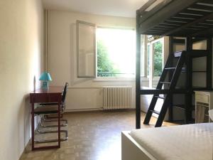 Un ou plusieurs lits superposés dans un hébergement de l'établissement Geneva Bernex - shared appartement roomate homestay - tramway 14 TPG - ViaRhôna