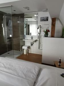 Koupelna v ubytování Hotel Alte Post + 26 fotografií