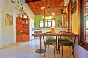 a kitchen with a table and chairs in a room at Vila Querência - Trancoso in Trancoso