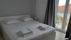 Postel nebo postele na pokoji v ubytování Apartmani Lara
