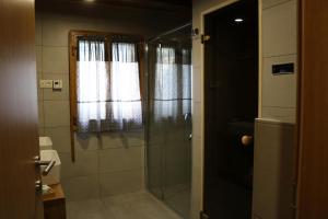 Un baño con ducha con puerta de cristal. en Holiday Home Lina, en Pleškovec 39 fotos más
