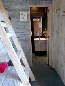 タウイにあるAlberg Taullの二段ベッド1組、洗面台、バスルームが備わる客室です。