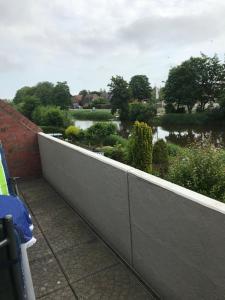 Ein Garten an der Unterkunft Ferienwohnung "Sielblick" in Dornumersiel