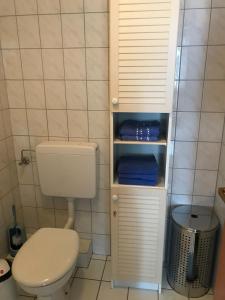 ein kleines Bad mit WC und Mülleimer in der Unterkunft Ferienwohnung "Sielblick" in Dornumersiel in Dornum