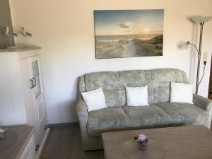 Ein Sitzbereich in der Unterkunft Ferienwohnung "Sielblick" in Dornumersiel