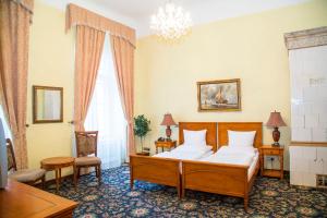 Postel nebo postele na pokoji v ubytování Chateau Zbiroh