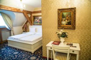 Postel nebo postele na pokoji v ubytování Chateau Zbiroh