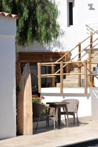 Un patio con mesa y sillas y escaleras. en clemente en aparté nord, en Lecci
