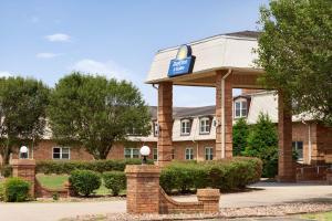 Gallery image of Days Inn and Suites by Wyndham Sikeston in Sikeston