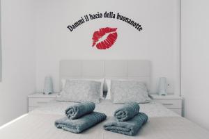 sypialnia z łóżkiem z 2 poduszkami i migiem w obiekcie Carlito HolidayFV w Corralejo +17 zdjęć