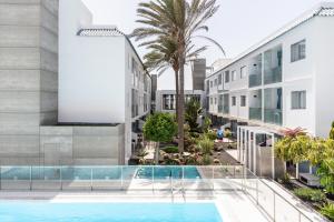 apartament z basenem i budynkiem w obiekcie Carlito HolidayFV w Corralejo