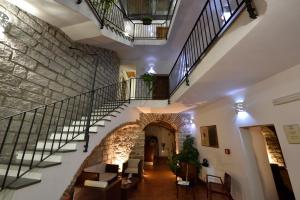 Loceri的住宿－安提卡波薩達酒店，走廊设有楼梯和石墙