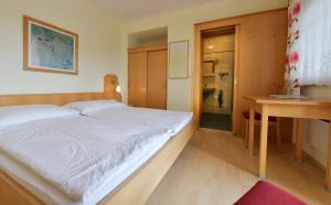 Een bed of bedden in een kamer bij Blumenhof Wegleitner