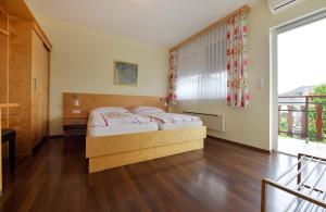 Een bed of bedden in een kamer bij Blumenhof Wegleitner