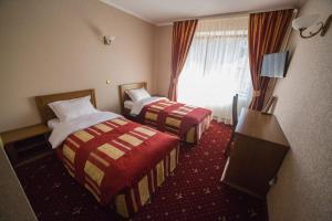 um quarto de hotel com duas camas e uma janela em Sonyachniy Promin em Polyana