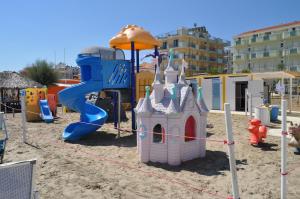 plac zabaw na piasku z zamkiem w obiekcie HOTEL ADRIA BEACH w Rimini