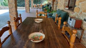drewniany stół z dwoma miskami na górze w obiekcie Cibanto de las Maravillas w mieście Riópar