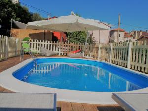 una piscina en un patio trasero con una valla de madera en L'ARCA affittacamere en Fucecchio